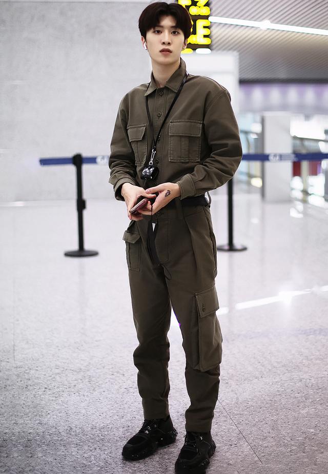 范丞丞穿走秀款lv棒球服,范丞丞运动风穿搭盘点