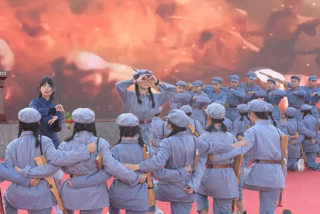 机器人在技能大赛上尬舞,机器人魔性斗舞