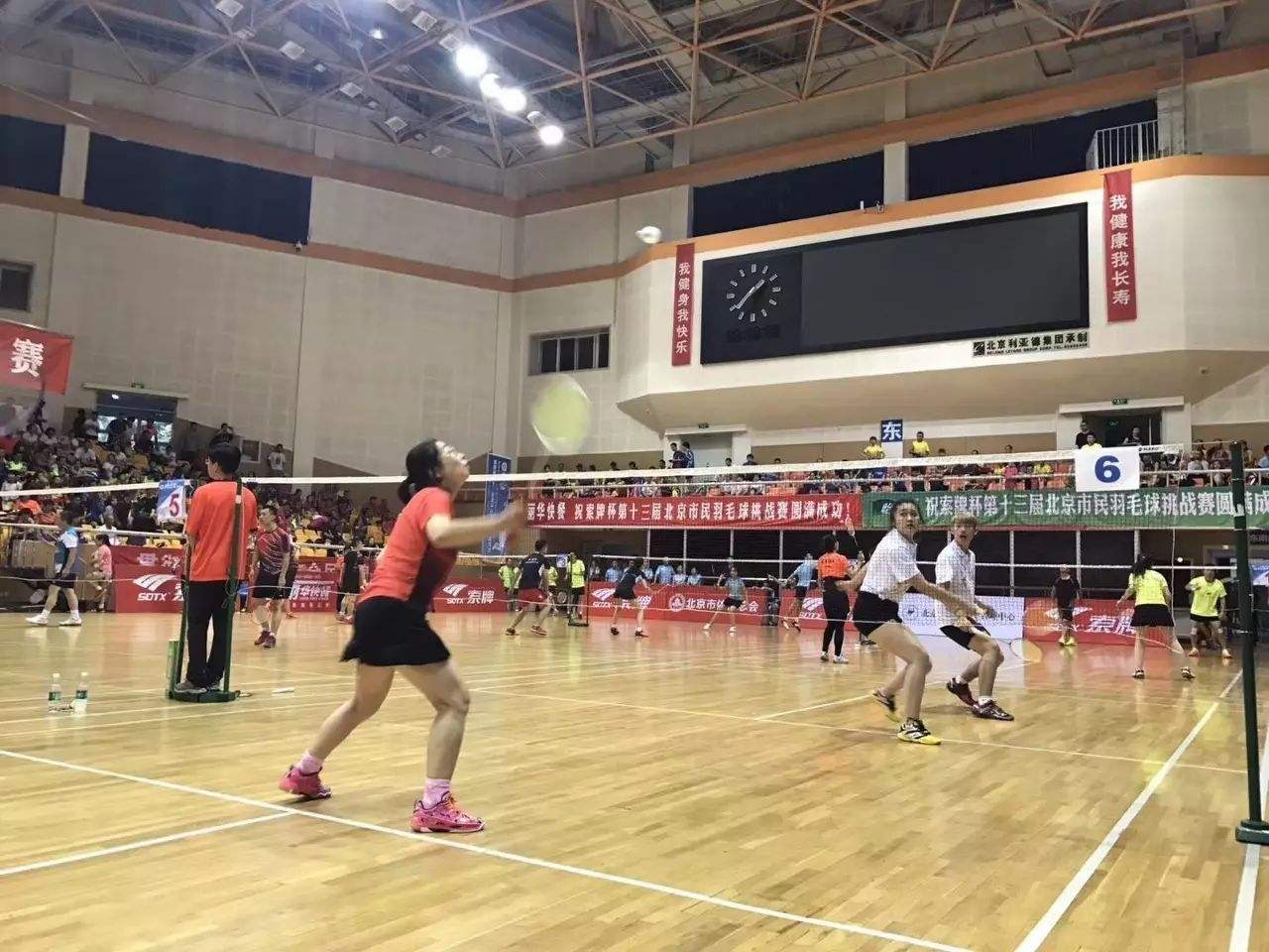 正确领会高远球的发力技巧,后场两点移动高远球步法教学