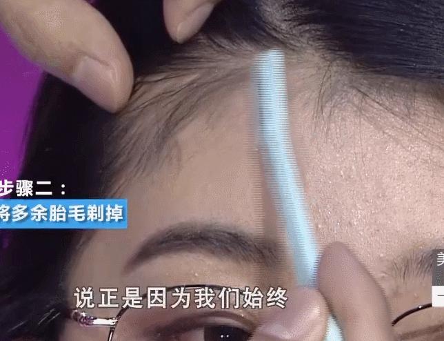 额头窄梳什么样的发型好看,额头扁平低矮