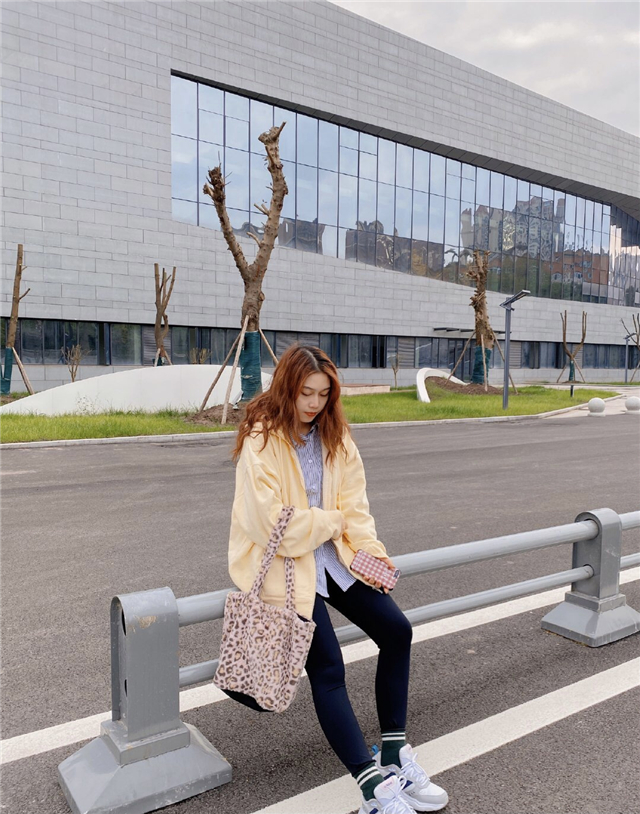 过了40岁的女人多穿些休闲装舒适,40岁适合穿哪种衣服时尚减龄大气