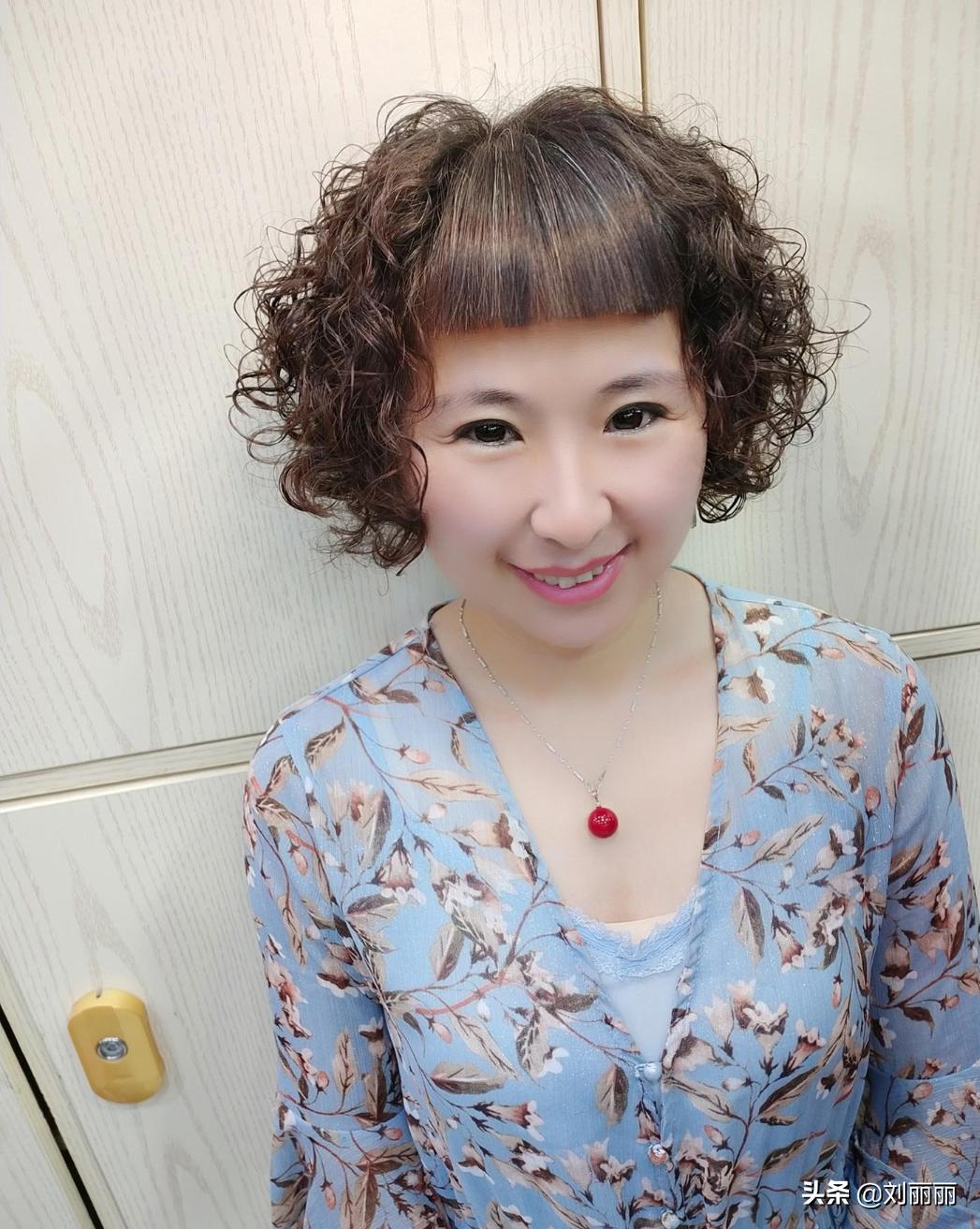 中年女发量少烫什么卷好看,40岁女人头发少烫什么卷好看洋气