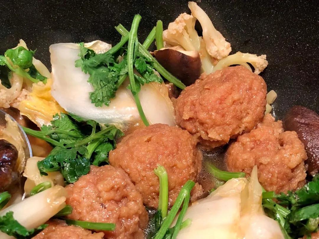 哈尔滨特色美食商委肉丸子，尾季尝鲜，我拿它来做个小火锅