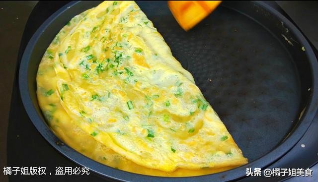 这个饼吃起来唇齿留香,这饼不放一滴水又酥又香口味甜