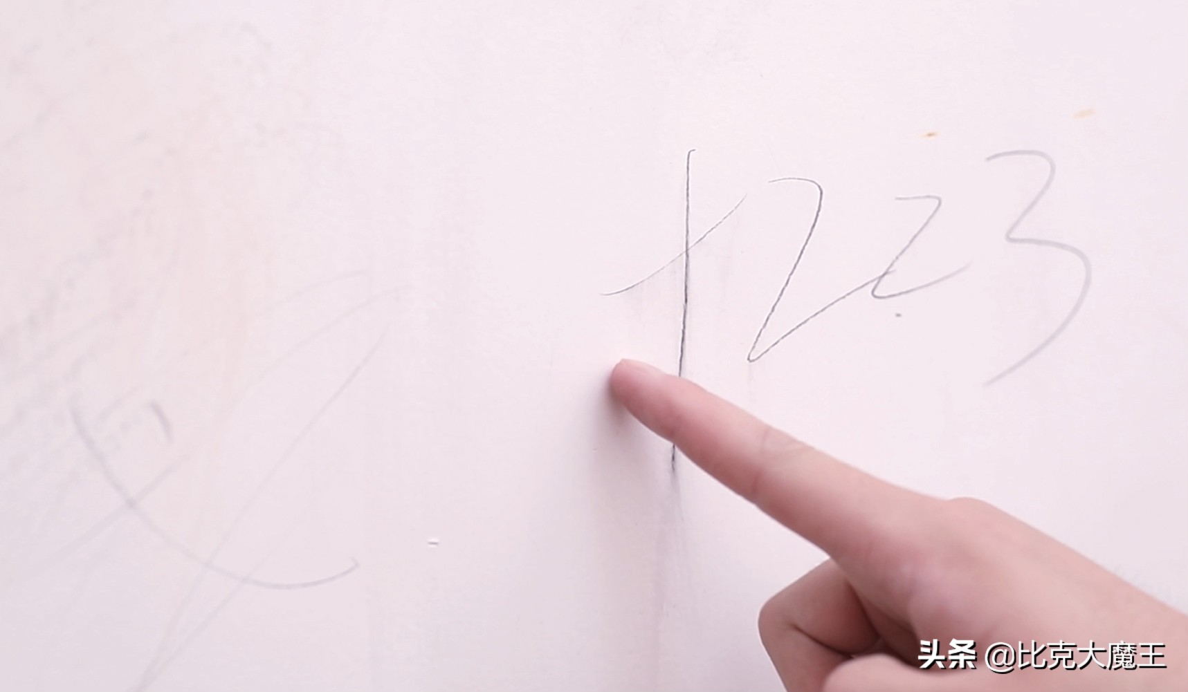 白墙脏了不用重新刷,墙壁上抹一点,简单擦一擦就干净,省力省事