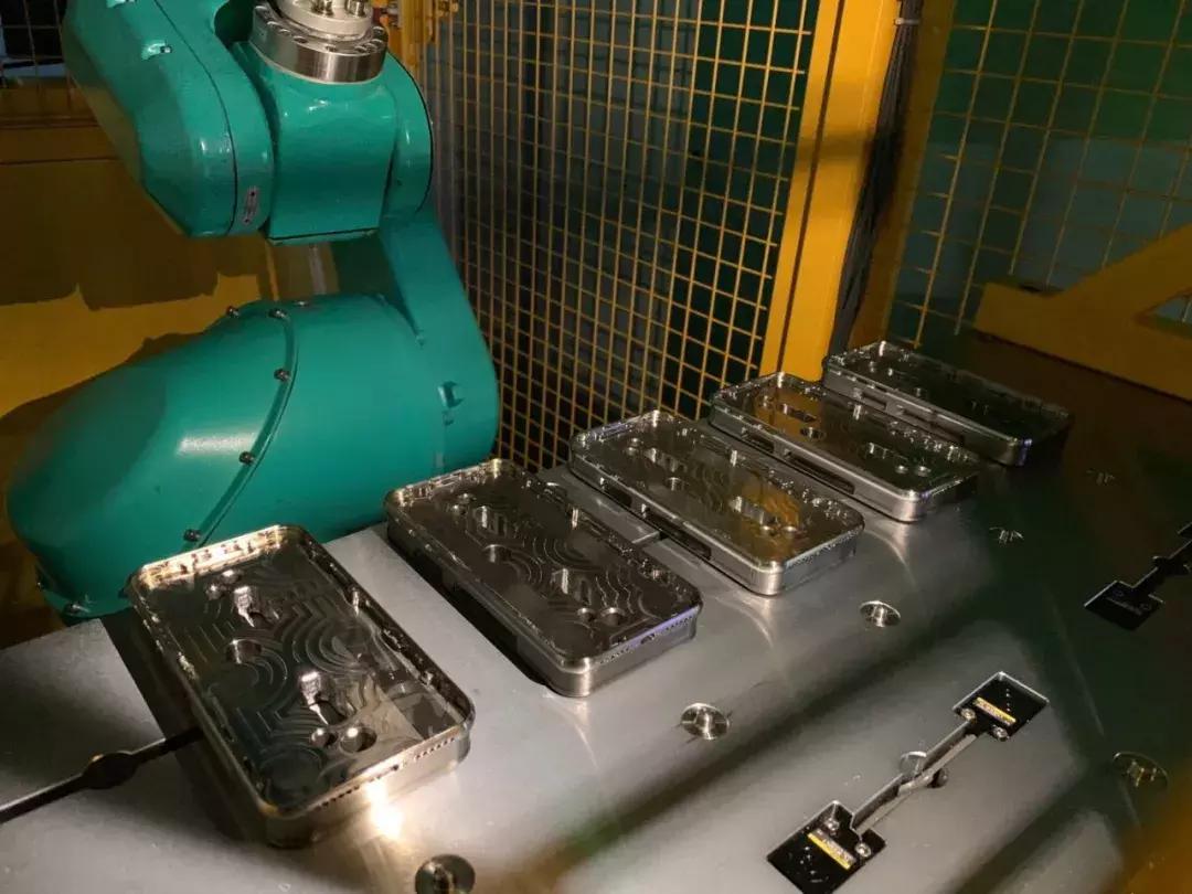 探访富士康“关灯工厂”：全球最聪明的制造场域是如何炼成的？