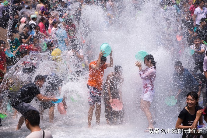 西双版纳泼水节攻略,西双版纳傣族泼水节和广西泼水节