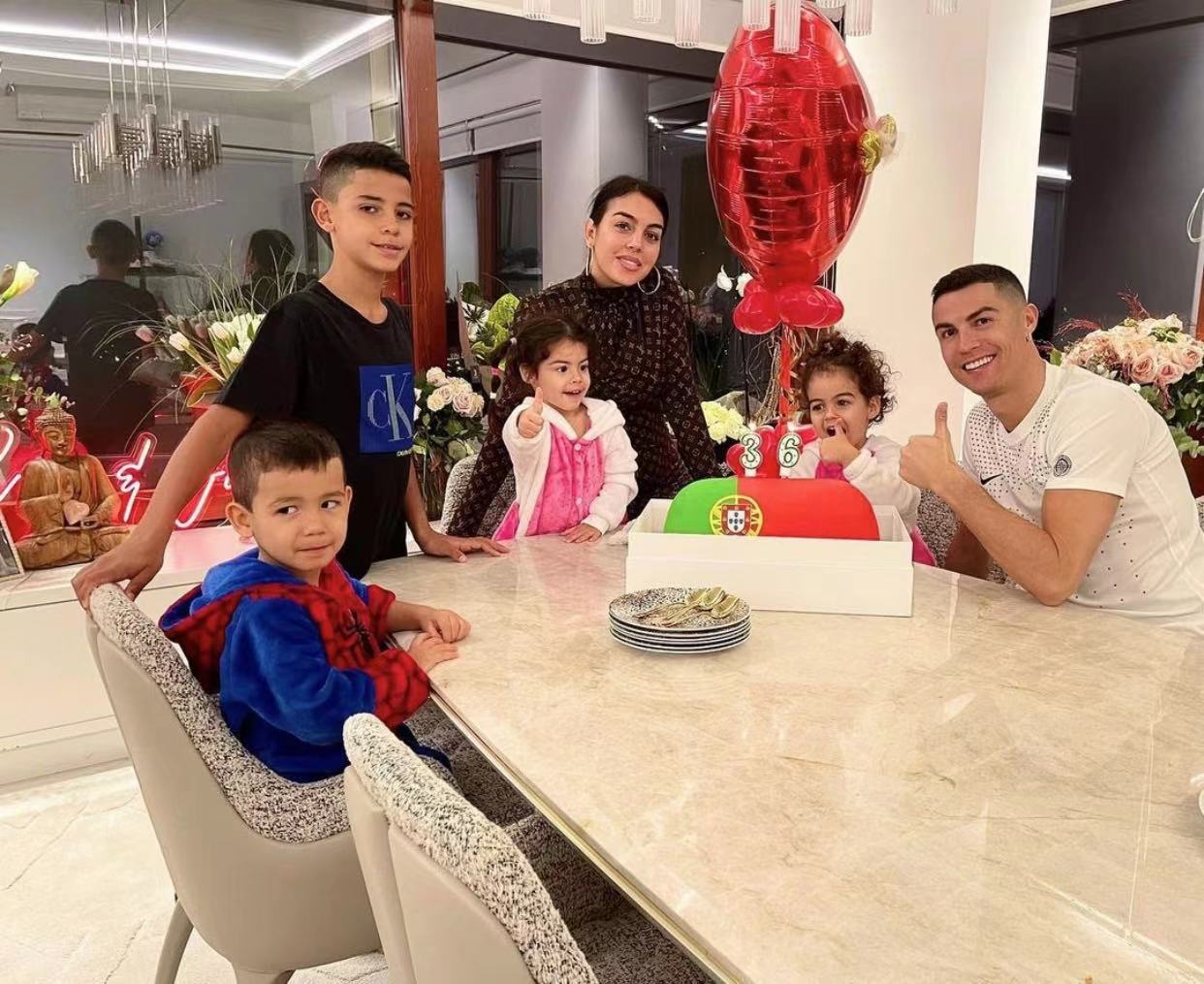 c罗晒8岁迷你罗肌肉照,c罗和迷你罗两父子的温馨时刻