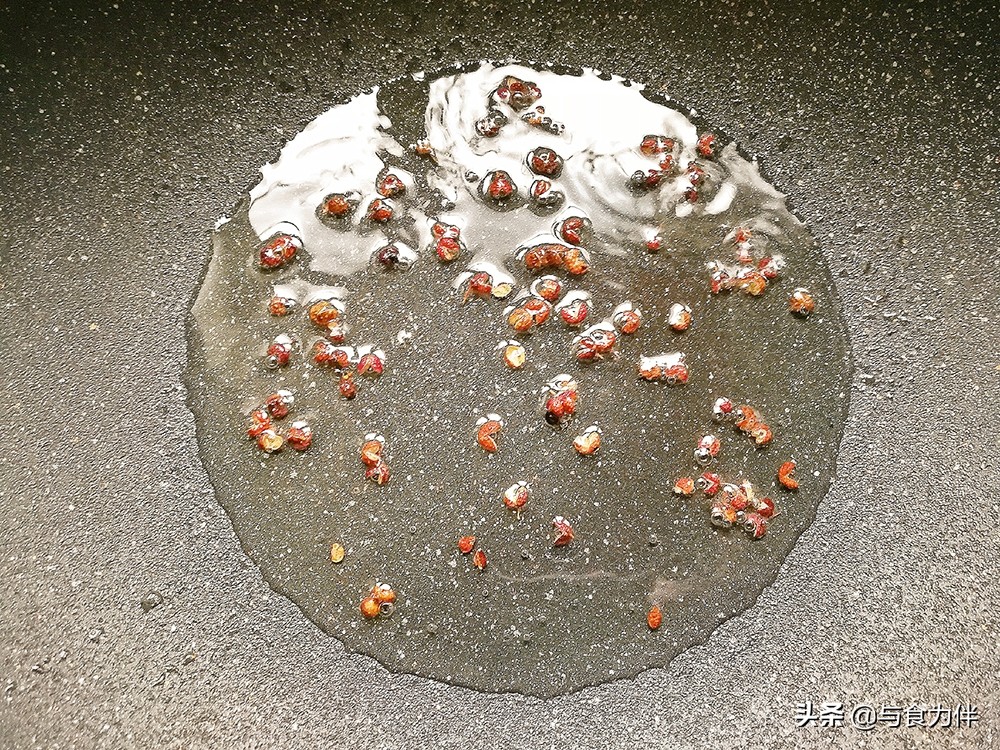 洋葱拌木耳洋葱泡水吗,洋葱拌木耳洋葱怎么做才不会辛辣