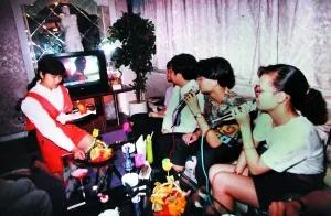 中国KTV衰亡史：从卡拉OK机到钱柜包厢，为何年轻人都不去KTV了？