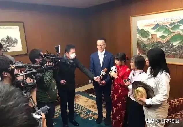 “鞠躬日本女孩”后续：她将募集的50万日元交给了中国大使馆