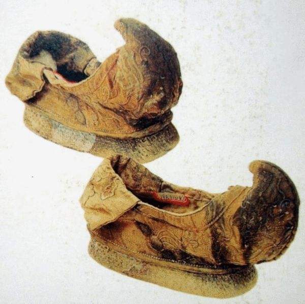 古人的鞋头为什么要翘起来,古人鞋子的头怎么是翘起来的