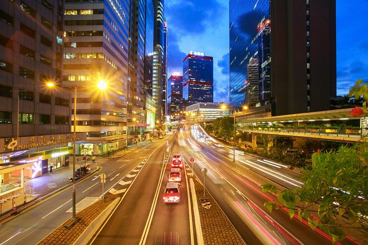 买一只股票十年不动能赚到钱吗,每个月花1000块钱买股票会怎么样