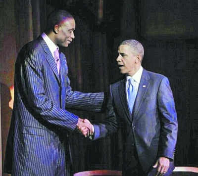 以他的名字命名日期，两队给他退役球衣，给你不一样的大叔