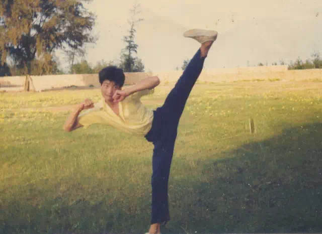 农村穷小子靠努力混成公司老板,穷小子靠炒股逆袭