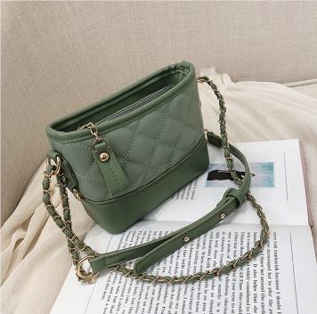 新款时尚洋气复古水桶包,复古斜挎水桶包穿搭