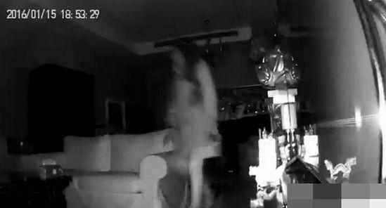 跟踪*窥偷**，溜门*锁撬**，半夜“鬼压床”：私生饭追星究竟有多可怕？