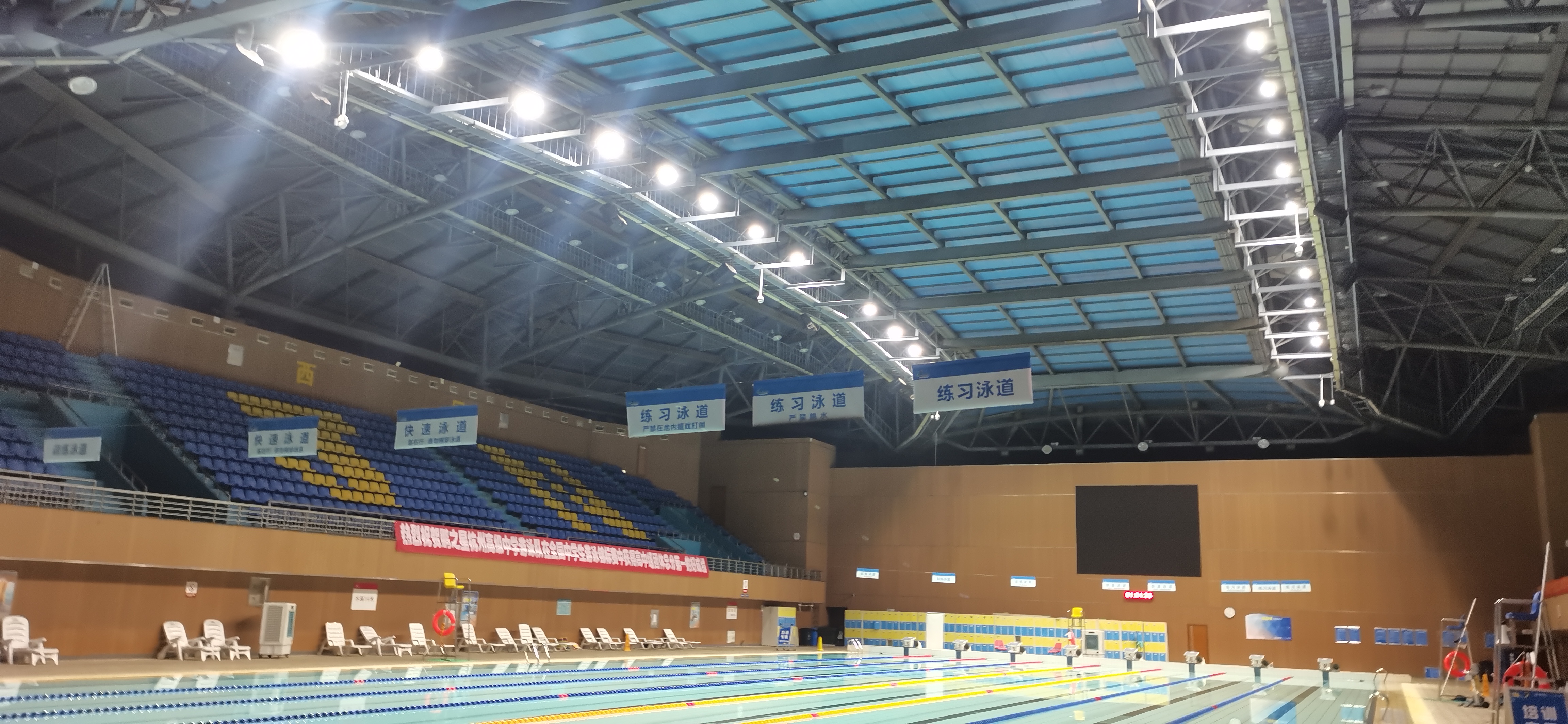 亚明照明led篮球场照明灯,唯亚蒂球场灯图片