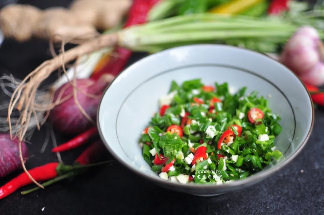 清淡凉拌鲫鱼最正宗的做法四川,过水凉拌鲫鱼最正宗的做法四川