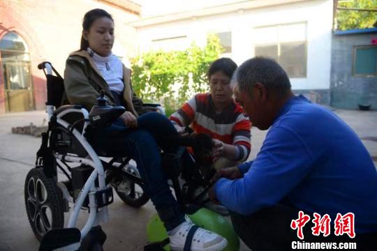 50岁女人创业励志正能量视频,90后双腿残疾小伙创业追梦