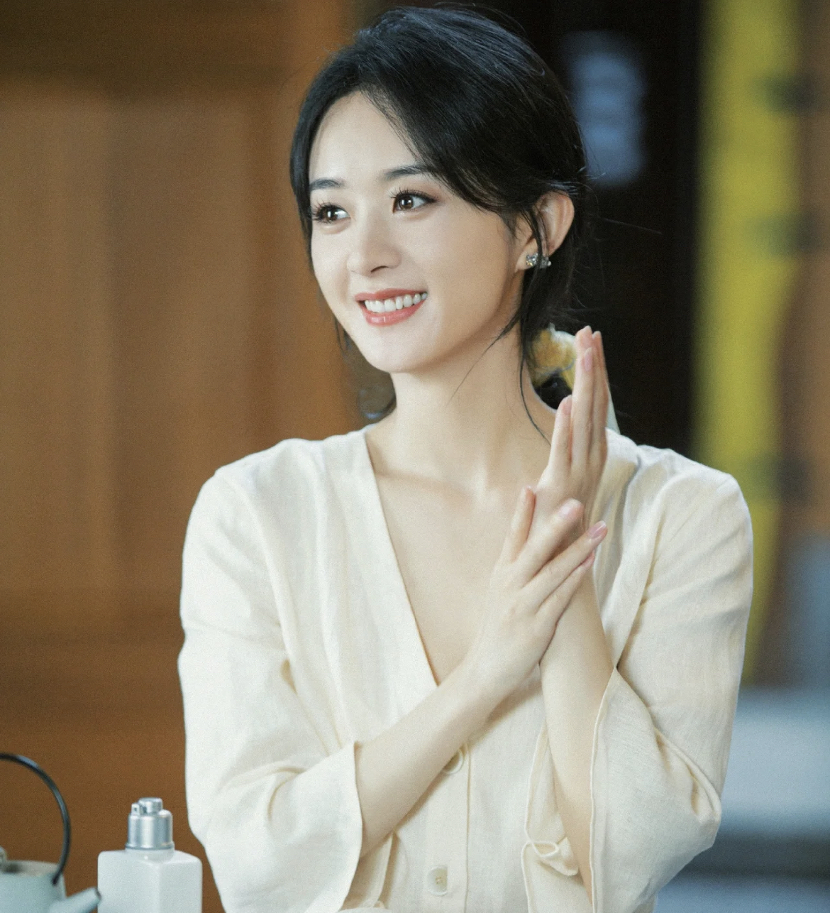 关晓彤穿一字肩白裙造型清纯,24岁的关晓彤有多迷人