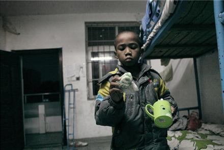 11年前,浙江农村奶奶收养了黑人小男孩巴比,如今怎么样了?