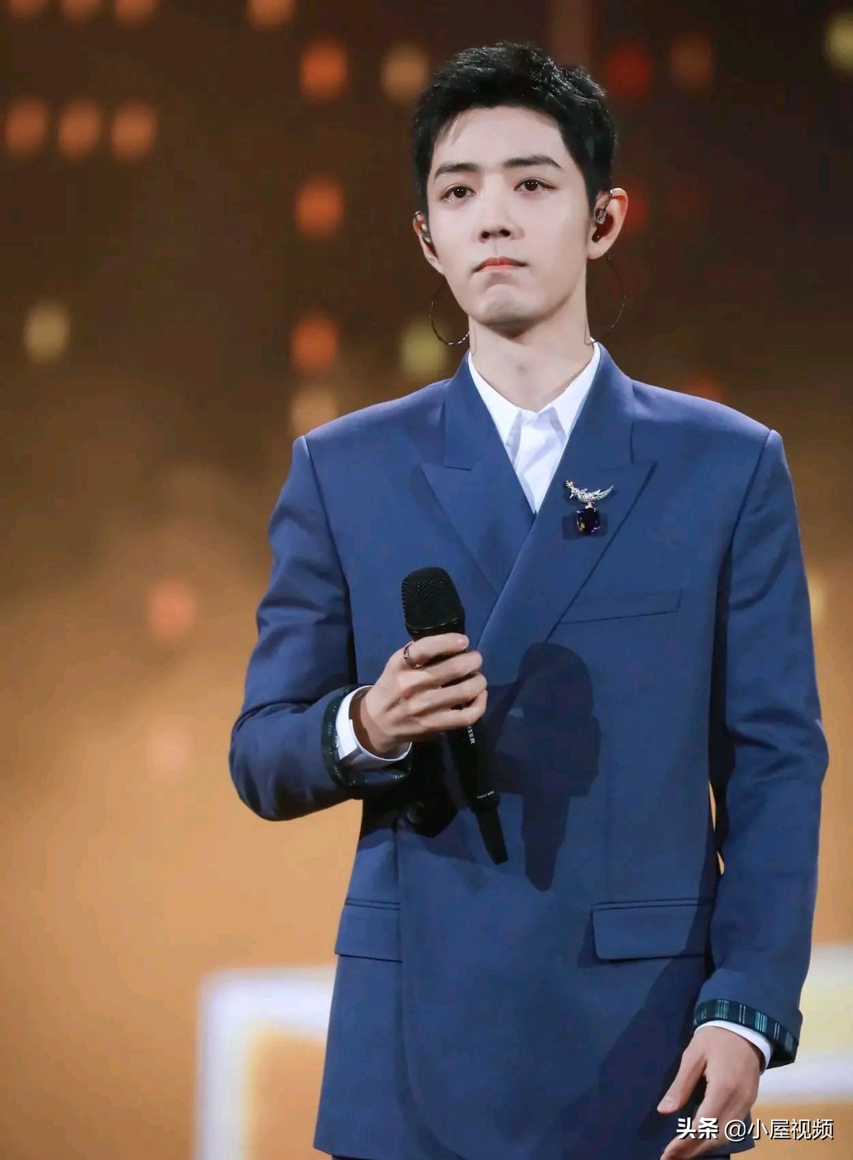 放下是为了更好的前行！肖战：剪了一个短头发。