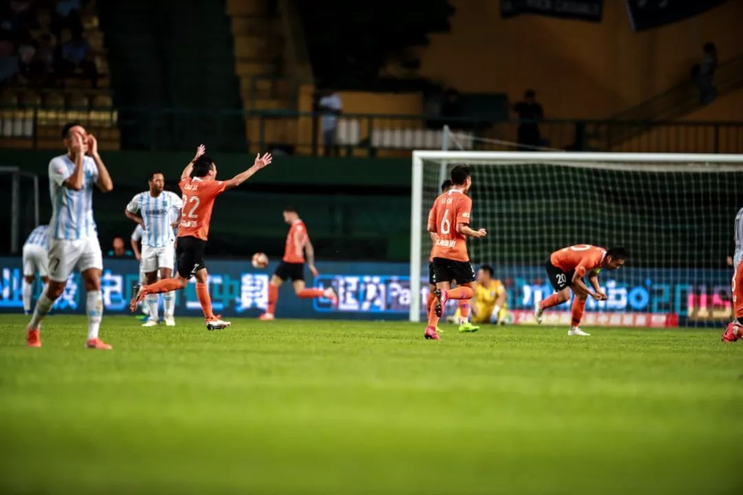 武汉卓尔0:5广州恒大,坚韧如钢铁温柔如蝶翼