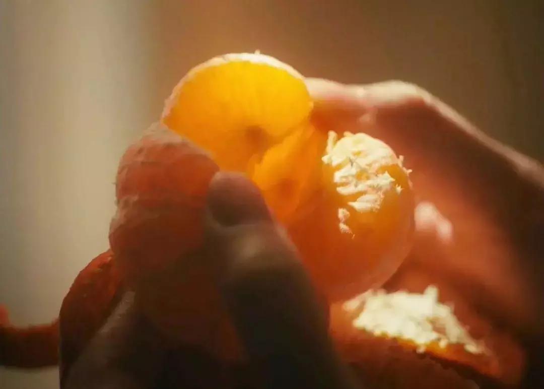 过年穿上红衣服还不够，喷上这支香水就是欧气最旺的锦鲤本鲤