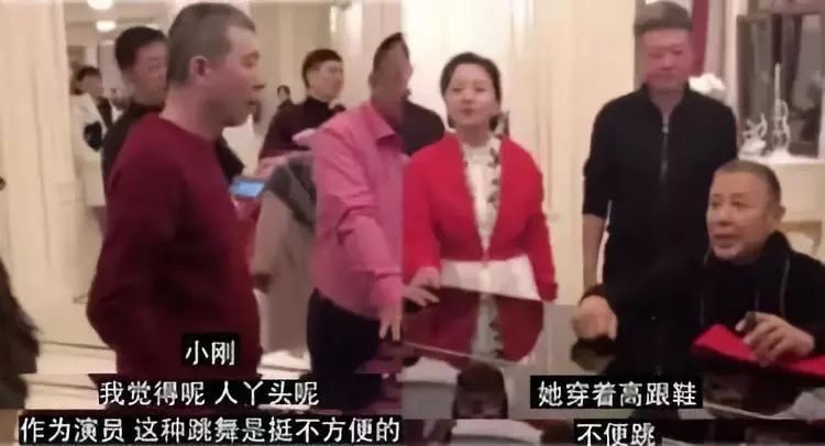 64岁陈道明偶遇84岁牛犇：不经意的动作，暴露了他真正的教养