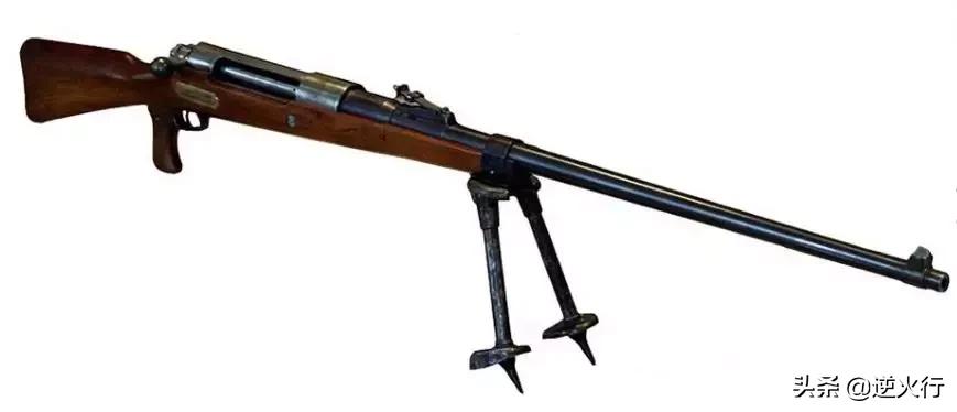 重量超过100斤的反坦克步枪，*弹子**比手还长，上膛动作就像上发条