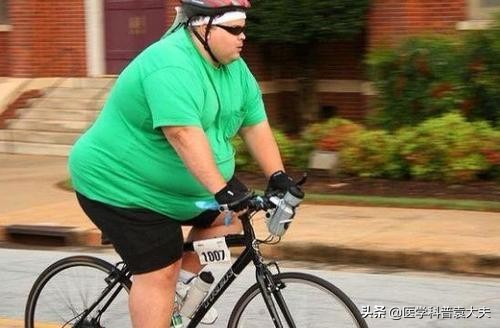 脖子赘肉过多影响美观，是脂肪堆积？医生建议采取四项措施