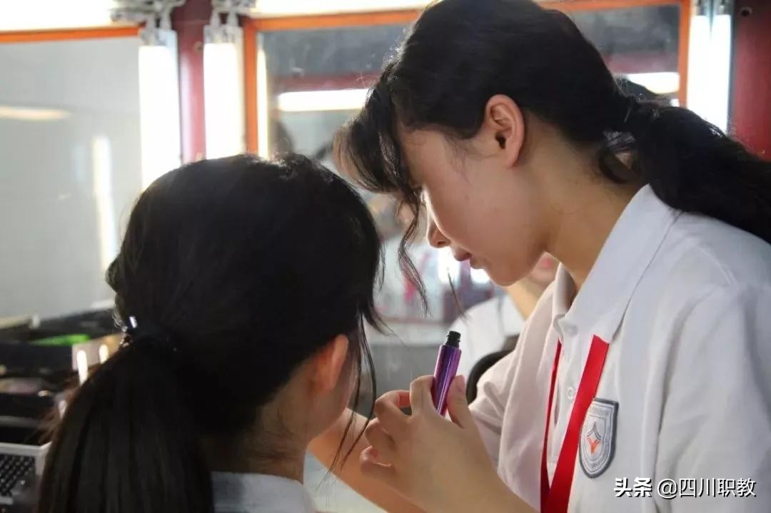 校园最美妆容，我们在成都塔子山附近的学校发现了