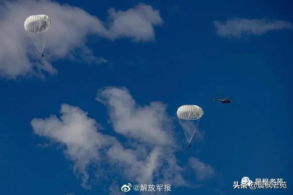 我军空降兵跳伞视频,解放军空降兵大规模跳伞
