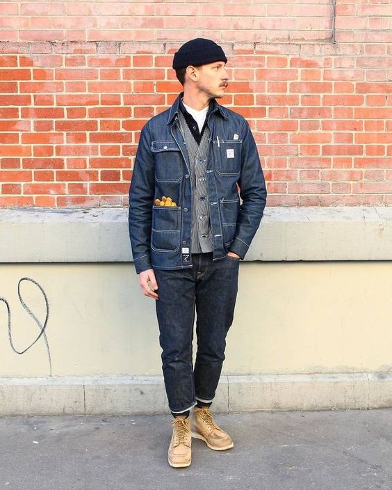 飞行夹克搭配深蓝色直筒牛仔裤,夹克配修身或者直筒牛仔裤