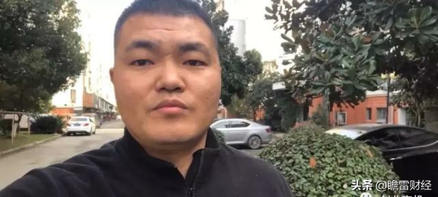 一个人一辆小厢货,一个人一辆摩托小生意