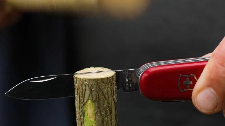 收到一把瑞士*刀军**，曾经是无数男孩儿时的梦想！这把刀好在哪里？