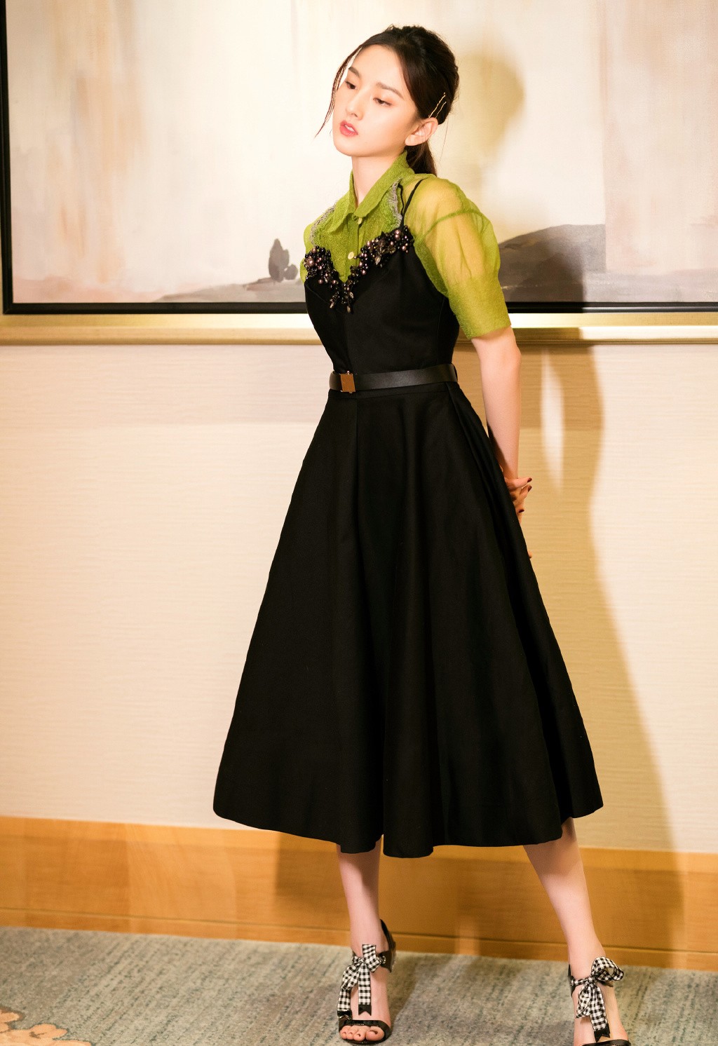 她是《九州缥缈录》的羽然，穿淡蓝色连衣裙配俩小辫，俏皮又可爱