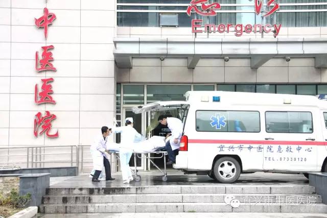 2cm粗的钢筋戳入会阴，男子危在旦夕！医生：利器刺入身体，不能盲目拔出