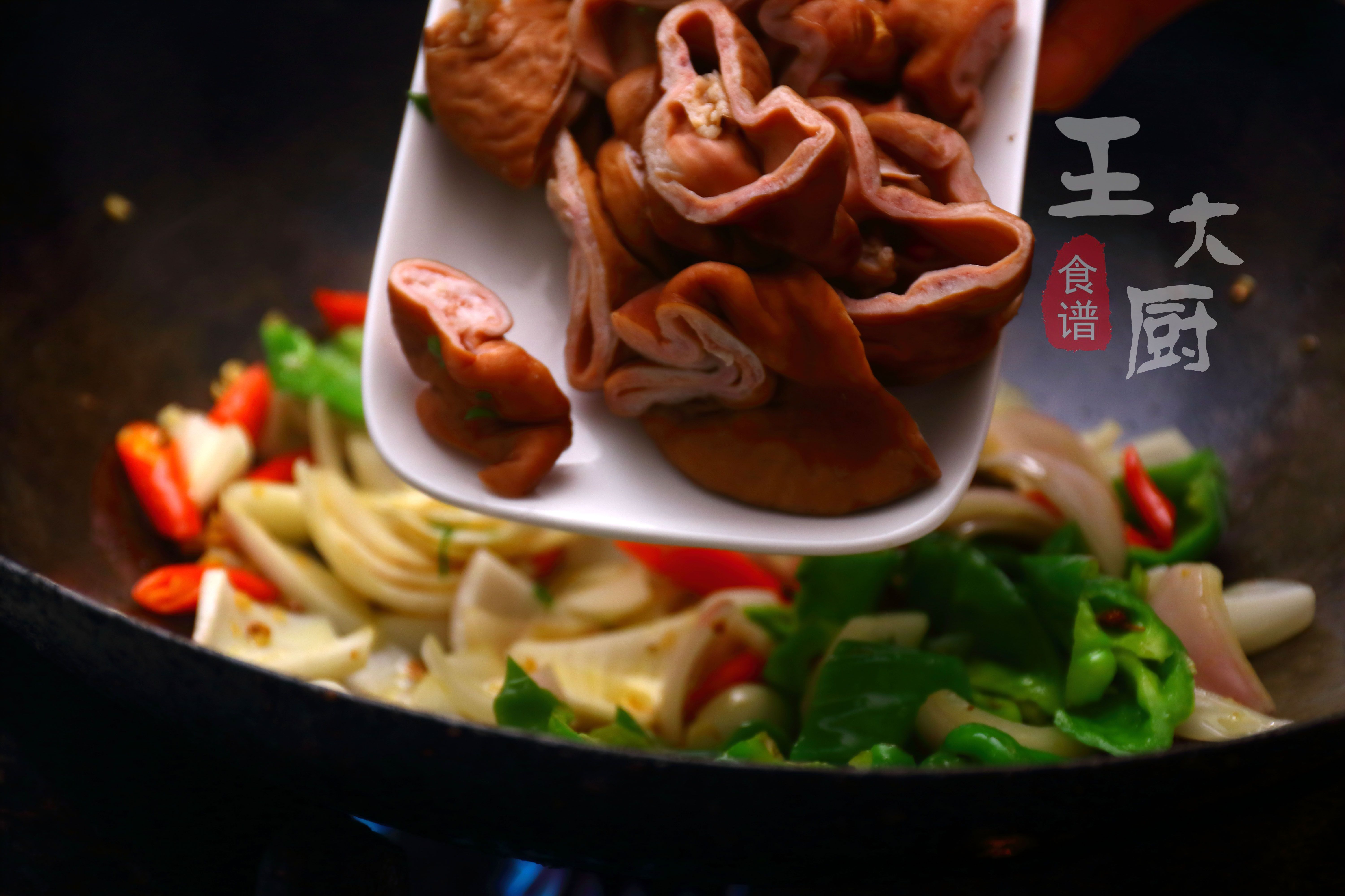 干锅肥肠的家常做法，香辣爽口，肥而不腻，超下饭，家人都爱吃