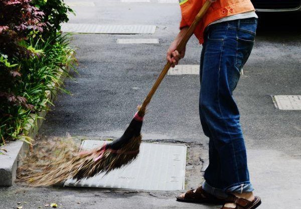 从流浪汉到百万富翁；用笤帚疙瘩“扫”出了150万元。