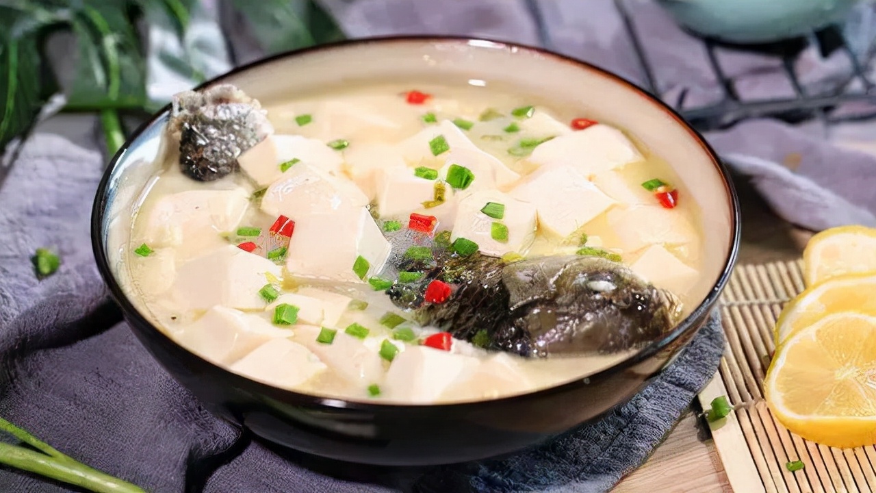 炖鱼的时候放什么东西鱼才不会腥,炖鱼该放什么不该放什么