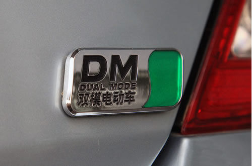 汽车车尾的数字和字母是什么意思,常见汽车尾部字母和数字有什么用