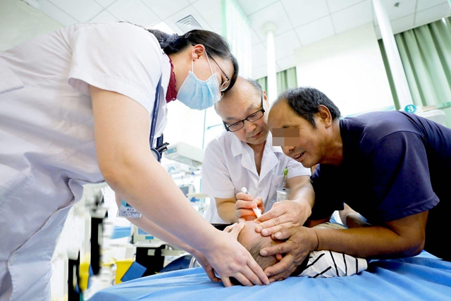 误把502当眼药水妈妈机智处理,4岁儿童把502胶当成眼药水