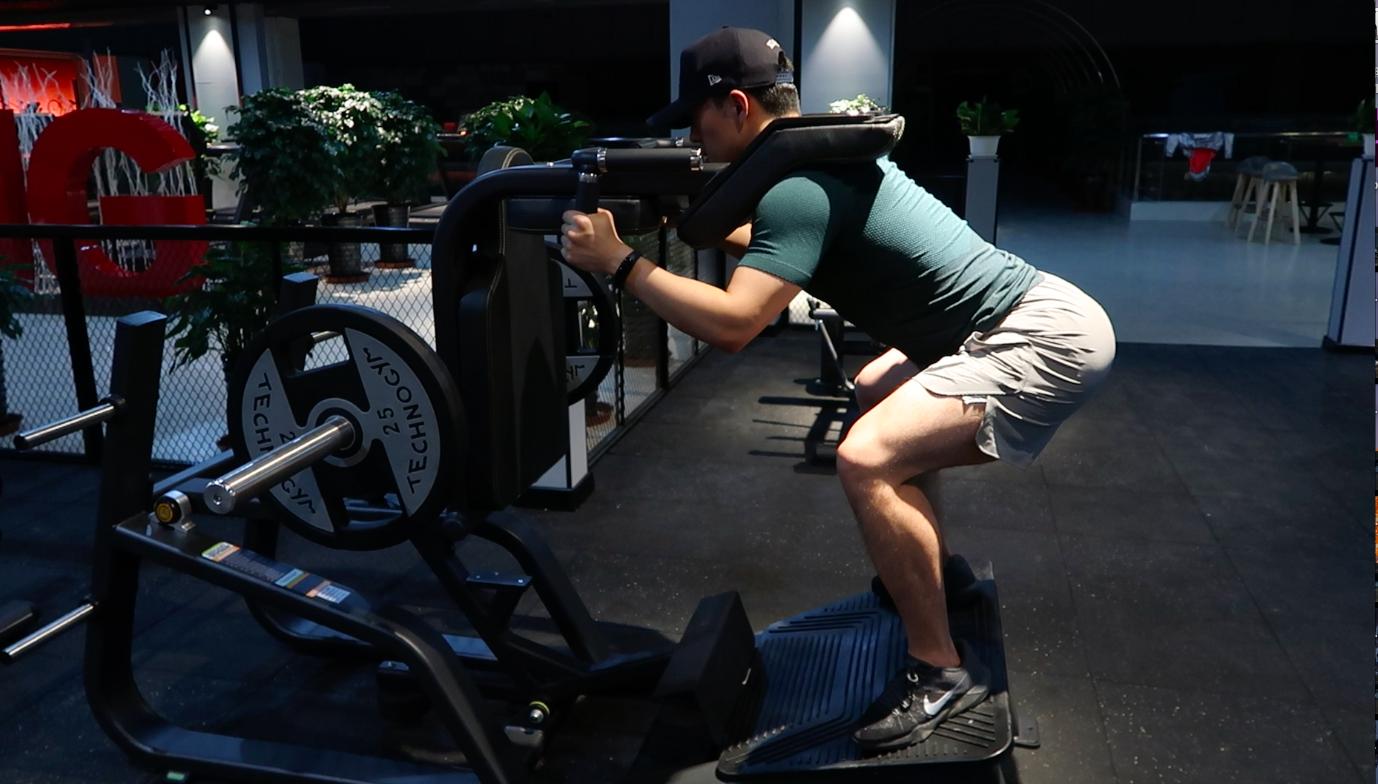 正向哈克深蹲怎么用,哈克深蹲练股四头肌动作要领