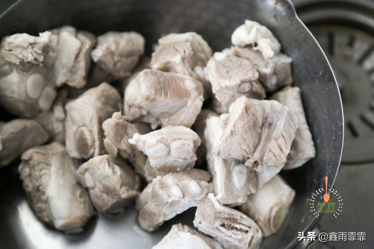 排骨焯水后肉又硬又柴,排骨焯水口感变硬