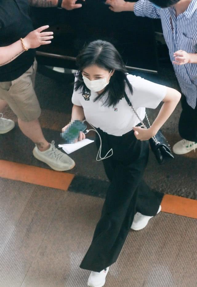 41岁高圆圆穿白裙优雅亮相,41岁高圆圆穿红裙惊艳亮相