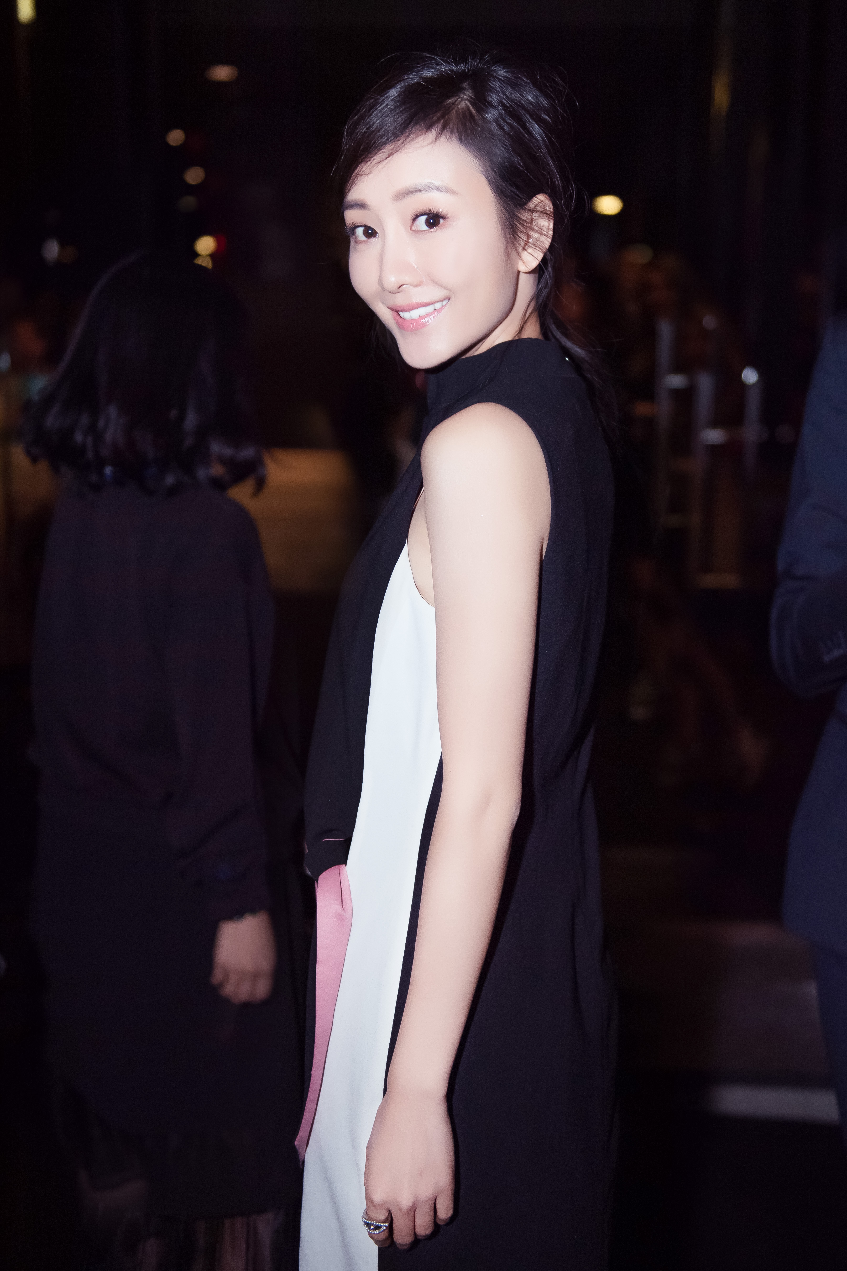 王鸥端庄优雅,王鸥穿羊腿袖深v礼服凹造型