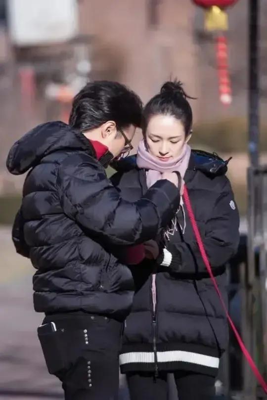 章子怡汪峰遛狗羽绒服,章子怡汪峰参加的真人秀穿棉衣