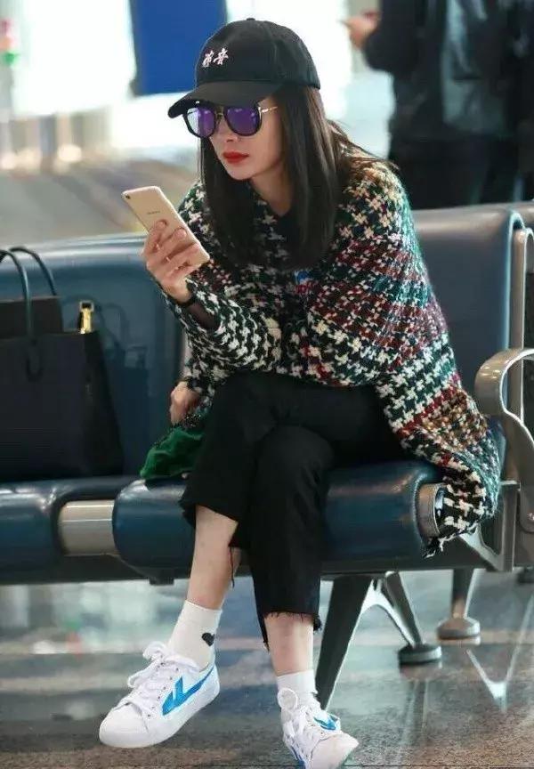 夏天什么裙子配小白鞋,夏天穿裙子可以穿小白鞋吗